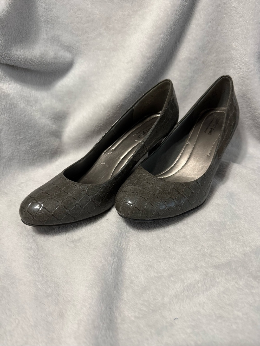 Predictions Gray Croc-Embossed Round-Toe Pumps